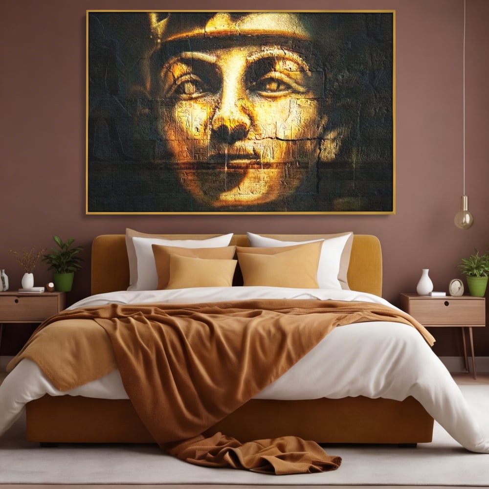 Tablou canvas cu tablou canvas cu chipul unui faraon, in rama de aluminiu auriu, pe perete intr-un dormitor